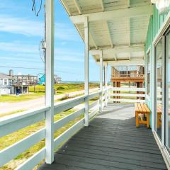 Fun in the Sun! Cozy Beach Pad, Gulf Views and Easy Access to the Sand!