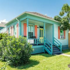 Cute Casa Azul-2 Blks to Beach Private Fenced Yard
