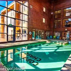 Royal Queen Suite Pool-Spa Ski-in out Gym, Sauna, Laundry, BBQ