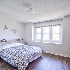 Modern Townhouse on Yonge St 3 Bedrooms Prime Location Stylish Interior