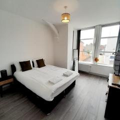 Modern 1 & 2 Bed Apartments, Desborough, Kettering, Sleeps 3, Free Parking, WIFI, Ideal for Families & Relocations