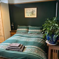 Large cosy room in G3