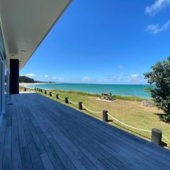 Rangi Beachfront -Luxury Beachfront Bach