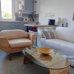 Detached renovated cottage with a garden 3 min walk from the beach