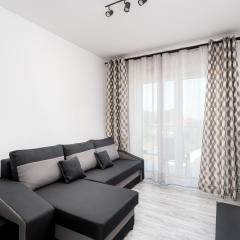 Gusta Cosy Apartment by BookingHost