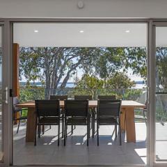 Perfect Beachhouse Lakes Surf at your Feet