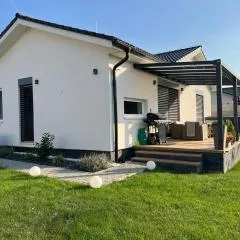 Moderny luxusny domcek s vyhladom na zamok
