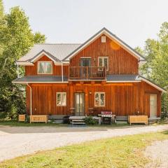 Charming Rustic Chalet on Lac Marie Louise