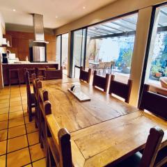 Urban Hacienda downtown, tranquil, spacious, jacuzzi