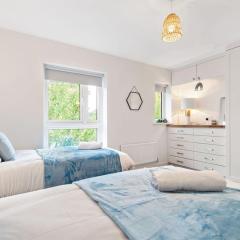 Luxury Ashford Home in secure neighbourhood with Free Parking
