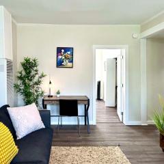 Modern Deluxe Kitchen, King Bed, Laundry, DT Renton close to Valley Med & SeaTac