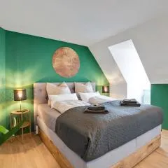 Emerald Design - Historic City Center with Free Parking & Panoramic View by HERO HOMES