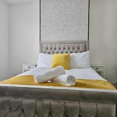 2 Bed House - Sleeps 5 - Garden - Parking - Wifi