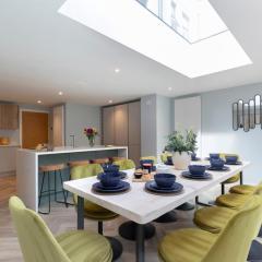 Spacious Five Bedroom Town Centre House With Garden & Garage