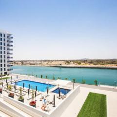 Lovely Waterfront Private 2BR Apartment Yas Island