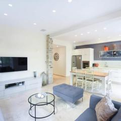 Bright 2BR w balcony on Shlomo Hameleh by HolyGuest