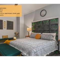 Pool Table, BBQ, Walking Distance to Local Gems