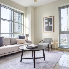 Blueground Standpoint city view pool garage DXB-961