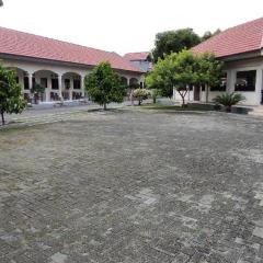 OYO 93051 Wisma Syariah Buloe Near Lapangan Abubakar Lambogo Batili Enrekang