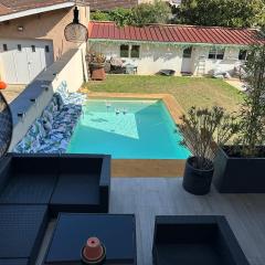 Villa lyon 8e, 8 personnes Piscine jardin, parking privé, terrain de pétanque
