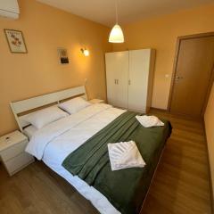 Уютен тристаен апаратамент,намиращ се на тиха и спокойна улица