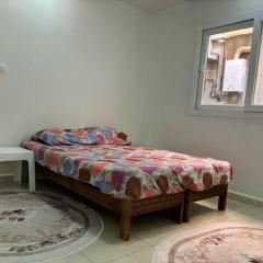 طابق فيلا غرفتان ومطبخ وحمام