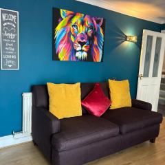 Luxurious 3 Bedroom Contractor House Stevenage by Randz Property Group - Short Lets l Sleeps 6 l Free Parking & Wifi