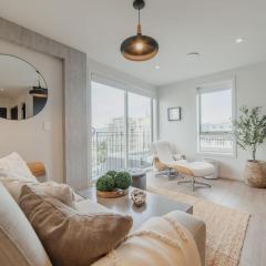Penthouse Perfection - 2BR Elegance on Worcester St