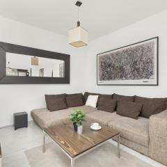 Przestronny Apartament w Krakowie z Biurkiem, Parkingiem i Wanną by Noclegi Renters