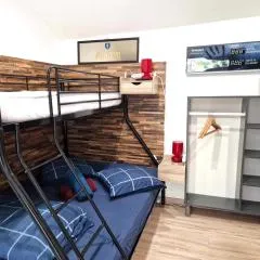 10 - Joli studio avec deux lits, un lit double et un lit simple, logement tout équipé pour 1, 2 ou 3 personnes maximum, vue sur parc arboré, parking privatif gratuit, grand fourgon possible, tout le linge de maison est fourni