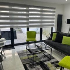 Urban Sleeps 6 Private Garden-Family Pet Friendly