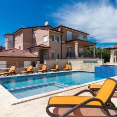 Villa Istra Kamen for kids & families near Pula for 18 people with sport activities, wellness & 67 m2 heated private pool
