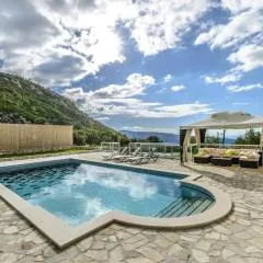Villa Pave - Six-Bedroom Villa with Terrace and Swimming Pool