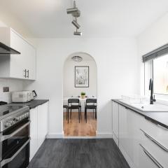 Amazing 3Bed 2Bath House with Garden, Parking, WiFi Near Stevenage Train Station