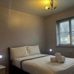 3 Bed - Sleeps 5 - Pets - Private Parking
