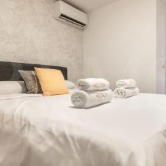 Central apartment with private patio by REMS