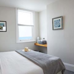 Apartment 18, The Moorings - Right on the front - Beautifully furnished - Light bright and Airy