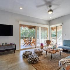 Beautiful Penthouse with Private Rooftop and Hot Tub