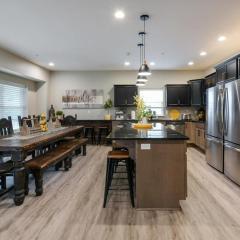 Livin' The Dream- Indoor Outdoor pool & Private Hot Tub