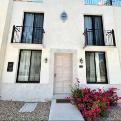Luxury Getaway: Pool, jacuzzi & private balcony