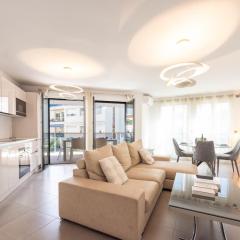 3-Br Apartment with Pool Parking & Beaches 100m away