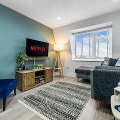 Stunning, Spacious & Cosy 2-Bedroom Southsea Apartment, with Great Panoramic Views, Free Parking Permit, Sleeps 4 - by Blue Puffin Stays