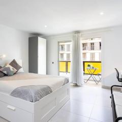 Bonito estudio con balcón