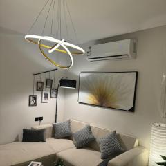 شقة بصالة وغرفة نوم وموقع مميز قفل الكتروني