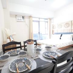Cubao Manhattan Heights Residential Condo TC10N - Bright Studio with Pool, Balcony - Next to AliMall and SM - Walking Distance to Araneta Coliseum and Gateway Mall in Cubao Quezon City - Staycations by SMS