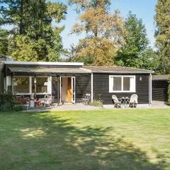 2 Bedroom Lovely Home In Dronningmølle