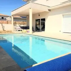 Chambre privée dans villa spacieuse avec piscine
