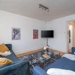New 4BD Stylish Apartment with Amazing Transport