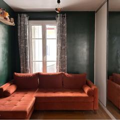 Art House bastille 2 bed apartment w balcony, 11eme super trendy neighbourhood