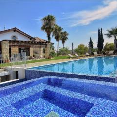 Incredible Large Villa In Paphos sleeps 14 Children Pool, Jacuzzi, Huge Garden